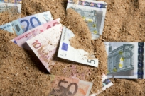 Как спрятать деньги в отпуске: 15 хитрых вариантов