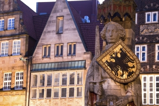 Ратуша и статуя Роланда на Рыночной площади в городе Бремен