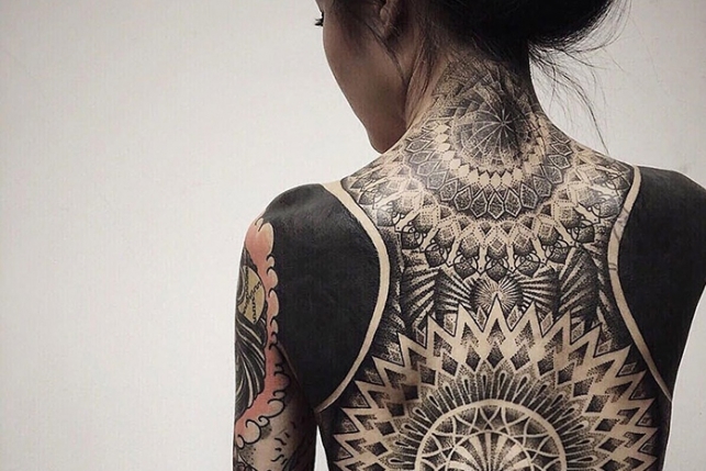Затемнение — новый тренд в татуировках