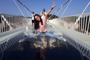 В Китае открылся самый длинный стеклянный мост