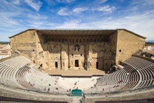 Древнеримский театр с окружением и триумфальная арка в городе Оранж