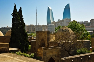 Старая крепость в Баку с Дворцом Ширваншахов и Девичьей Башней