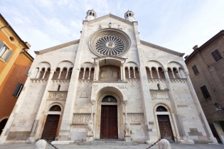 Кафедральный собор, башня Торре-Чивика и площадь Пьяцца-Гранде в городе Модена