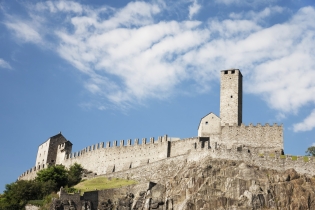 Три замка, крепостные стены и валы торгового города Беллинцона