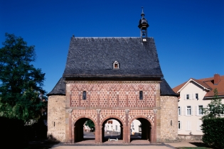 Монастырь и надвратная капелла в городе Лорш